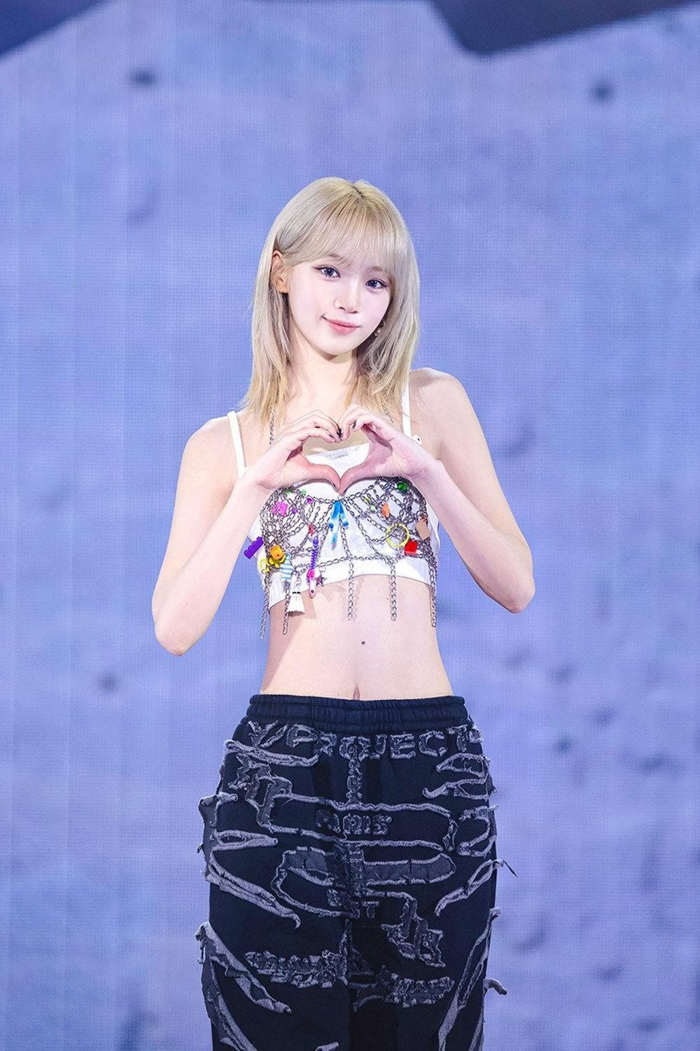 Dang sau vong eo 43 cm gay soc cua ca si Han Quoc