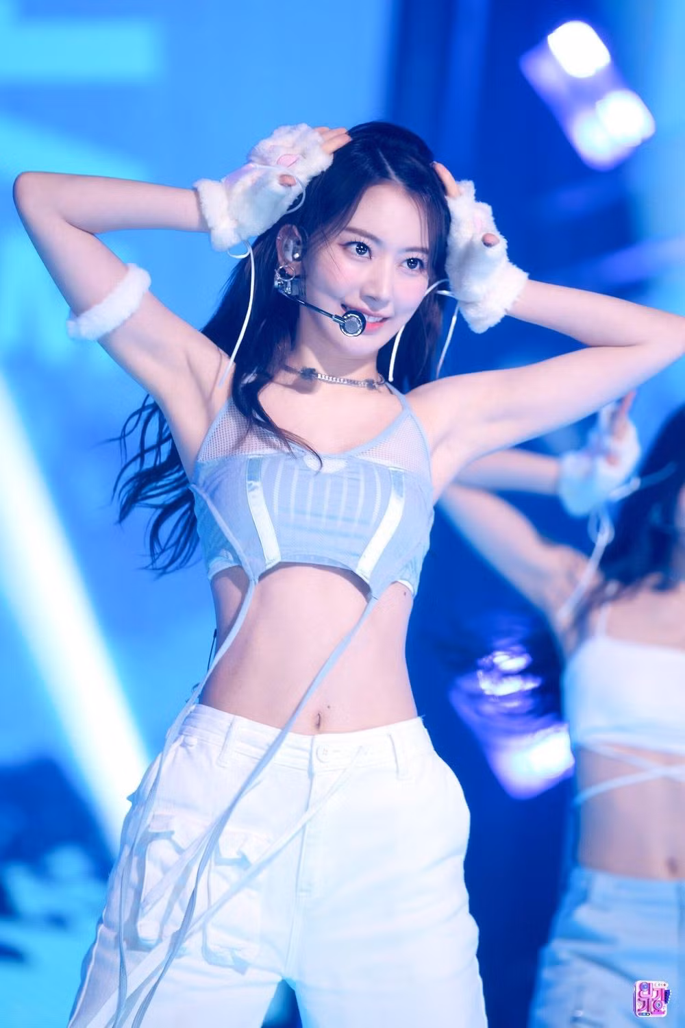 Dang sau vong eo 43 cm gay soc cua ca si Han Quoc-Hinh-2