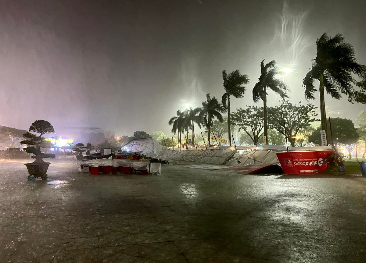 Những ngày qua, tại tỉnh Quảng Trị xảy ra tình trạng nắng nóng trên diện rộng. Theo Trung tâm khí tượng thủy văn Quảng Trị trong ngày 21-4, nhiệt độ cao nhất tại Quảng Trị đạt 40,5 độ C. Cuối giờ chiều cùng ngày, mây dông phát triển mạnh phía tây Lào, di chuyển sát biên giới các huyện Đakrông và Hướng Hóa của tỉnh Quảng Trị.