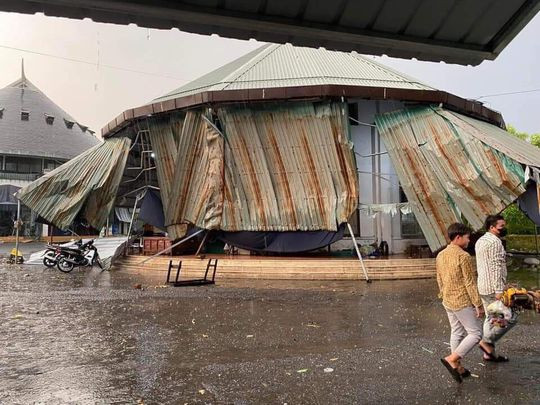 Cụ thể, lúc 16h30, trận dông lốc và mưa đá bắt đầu xảy ra tại thị trấn Lao Bảo, huyện Hướng Hóa và kéo dài gần 30 phút. Theo ghi nhận, hạt mưa đá to bằng đầu ngón tay. Ông Lê Bá Hùng, Chủ tịch UBND thị trấn Lao Bảo cho biết, thống kê ban đầu có hơn 20 cây xanh ở Quốc lộ 9 và Công viên Lao Bảo bị ngã, đổ. Nhiều pano, bảng hiệu, mái che bị dông lốc giật sập. Địa phương này đã huy động lực lượng hỗ trợ khắc phục hậu quả sau khi trận dông lốc, mưa đá qua đi.