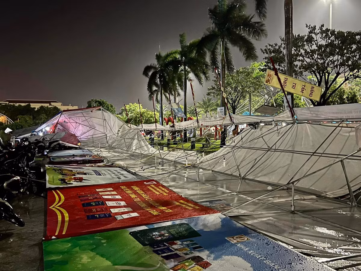 Theo ghi nhận, khoảng 18 giờ 50 phút, một cơn mưa đá kèm gió giật mạnh xuất hiện ở các khu vực quanh TP Tam Kỳ. Mưa đá bất ngờ trút xuống với lưu lượng lớn khoảng 1 phút, sau đó là mưa lớn kèm đá.