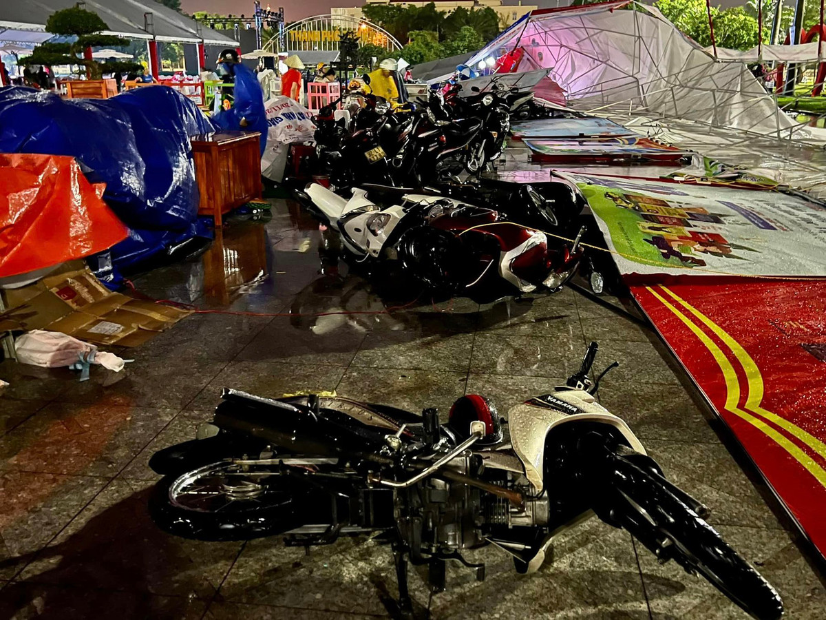 Mưa đá kinh hoàng khiến nhiều gian hàng ở hội chợ được tổ chức tại Quảng trường Tam Kỳ bị ngã.