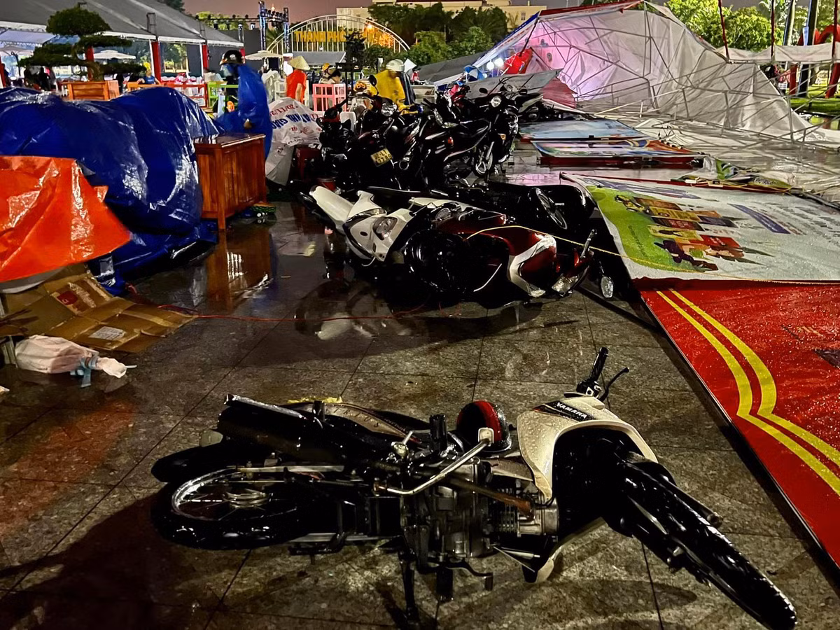 Mưa đá kinh hoàng khiến nhiều gian hàng ở hội chợ được tổ chức tại Quảng trường Tam Kỳ bị ngã.