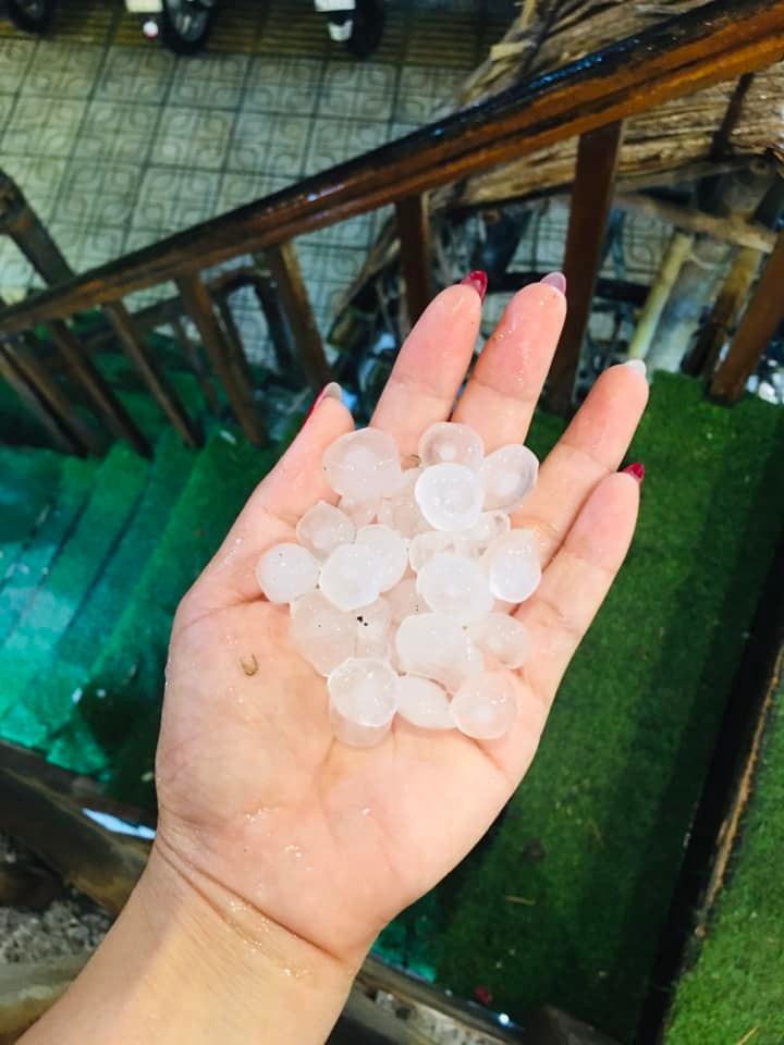 Nhiều người đã chụp lại những viên đá nhặt được trong cơn mưa. Những viên đá nhỏ bằng viên bi, đường kính từ 1-2 cm, tan nhanh sau khi tiếp đất. Một số nơi, người dân chia sẻ hình ảnh nhiều viên đá đường kính 2-3 cm.