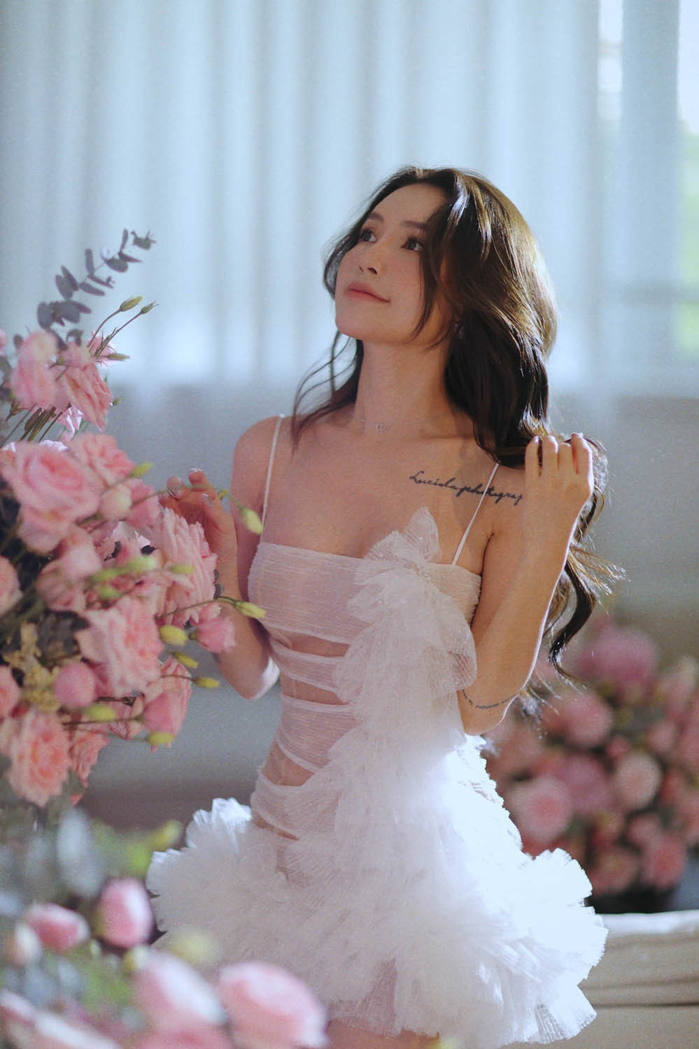 Nu giam doc quyen ru vua duoc ban trai kem 9 tuoi cau hon-Hinh-5