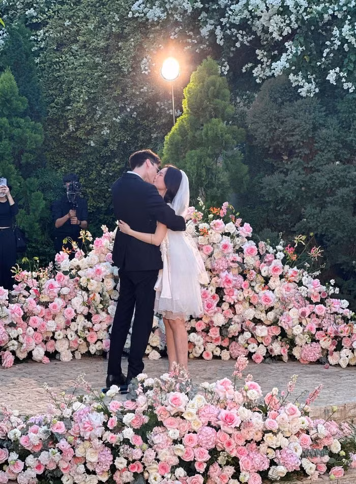 Nu giam doc quyen ru vua duoc ban trai kem 9 tuoi cau hon