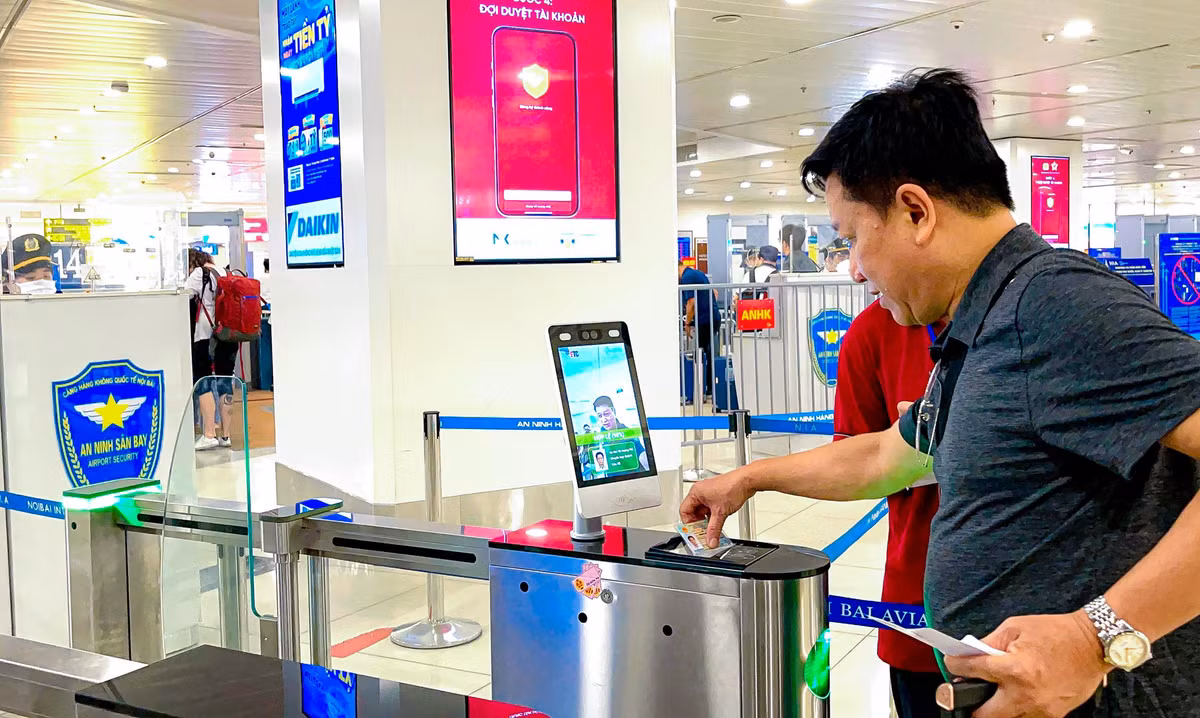 Việc thí điểm ứng dụng căn cước công dân gắn chip và giải pháp xác thực hành khách làm thủ tục bay nội địa tại sân bay Nội Bài nhằm giảm tải, tránh ùn tắc.