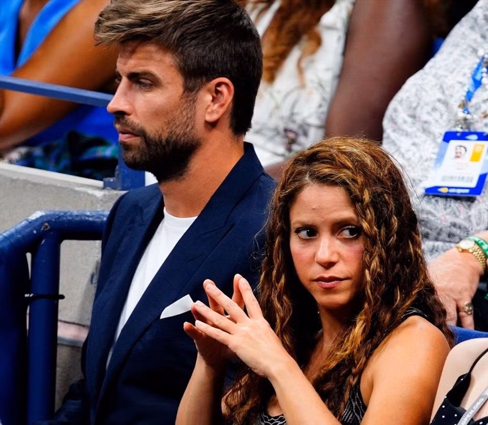 Pique bi chi trich vi xuc pham nguoi ham mo Shakira