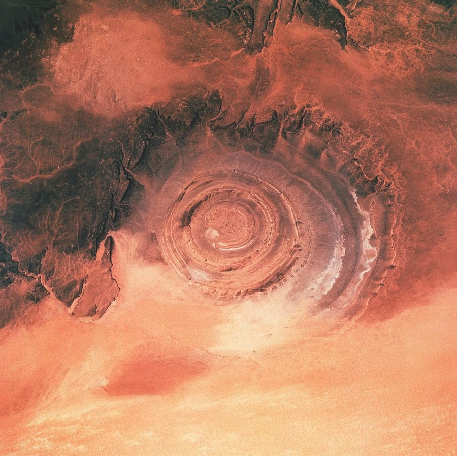 Dù nhiều người vẫn coi Atlantis chỉ là huyền thoại, nhiều giả thuyết cho thấy câu chuyện ngụ ngôn dựa trên các sự kiện có thật. Trong khi đó, chưa có lý do nào thực sự thuyết phục giải thích nguyên nhân vì sao Con mắt của Sahara lại có hình dạng tròn hoàn hảo đến như vậy.