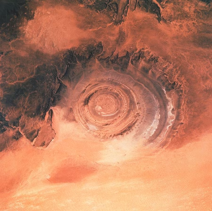 Dù nhiều người vẫn coi Atlantis chỉ là huyền thoại, nhiều giả thuyết cho thấy câu chuyện ngụ ngôn dựa trên các sự kiện có thật. Trong khi đó, chưa có lý do nào thực sự thuyết phục giải thích nguyên nhân vì sao Con mắt của Sahara lại có hình dạng tròn hoàn hảo đến như vậy.