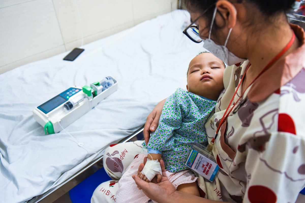 ThS.BS Nguyễn Văn Long, khoa Nhi Tiêu hóa - Dinh dưỡng - Lây, cho biết bệnh nhi nhập viện vì các bệnh như Covid-19, cúm A, RSV, chân tay miệng, thủy đậu, rota virus... Số trẻ mắc bệnh liên quan đường hô hấp vẫn chiếm nhiều nhất. Các bệnh như tay chân miệng, thủy đậu số lượng ít hơn, chỉ có một vài ca.