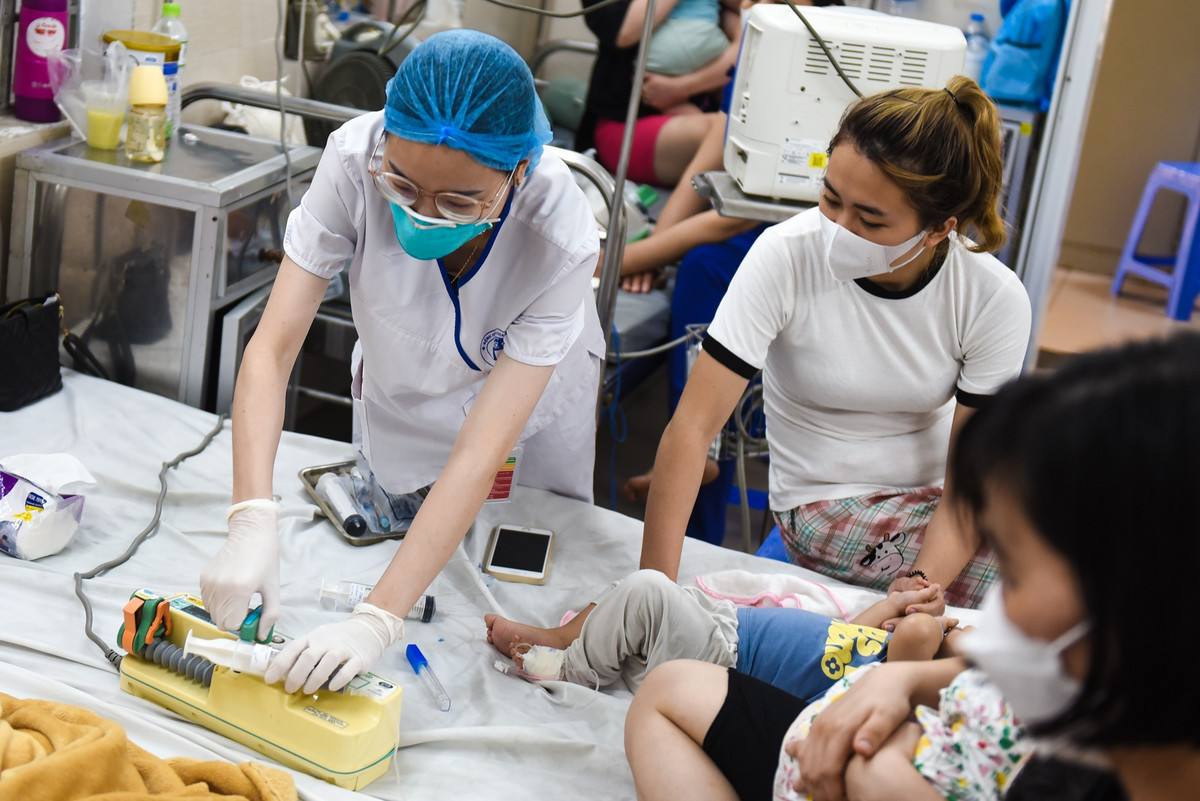 Tại Bệnh viện Đa khoa Xanh Pôn, các bệnh nhi mắc Covid-19 được cách ly, điều trị trong khu vực riêng. BS Nguyễn Văn Long cho hay, đơn vị này đang điều trị cho khoảng 20 trẻ mắc Covid-19. Phòng bệnh này cũng đã kín giường.