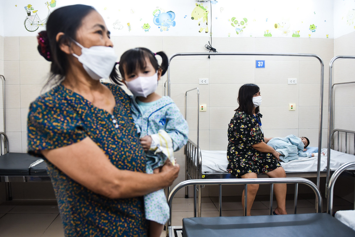 Nằm cùng phòng với con chị Hải, bé Hoàng Minh Khang (4 tuổi, trú tại Ứng Hòa, Hà Nội) cũng điều trị vì mắc cúm A 10 ngày chưa khỏi bệnh. Trẻ mệt, không ăn uống được khiến chị Phạm Thị Tơ (37 tuổi, mẹ bé Khang) rất lo lắng. "Hai tháng gần đây, huyện tôi rất nhiều người mắc cúm A, trẻ con hay người lớn đều bị", chị Tơ nói.