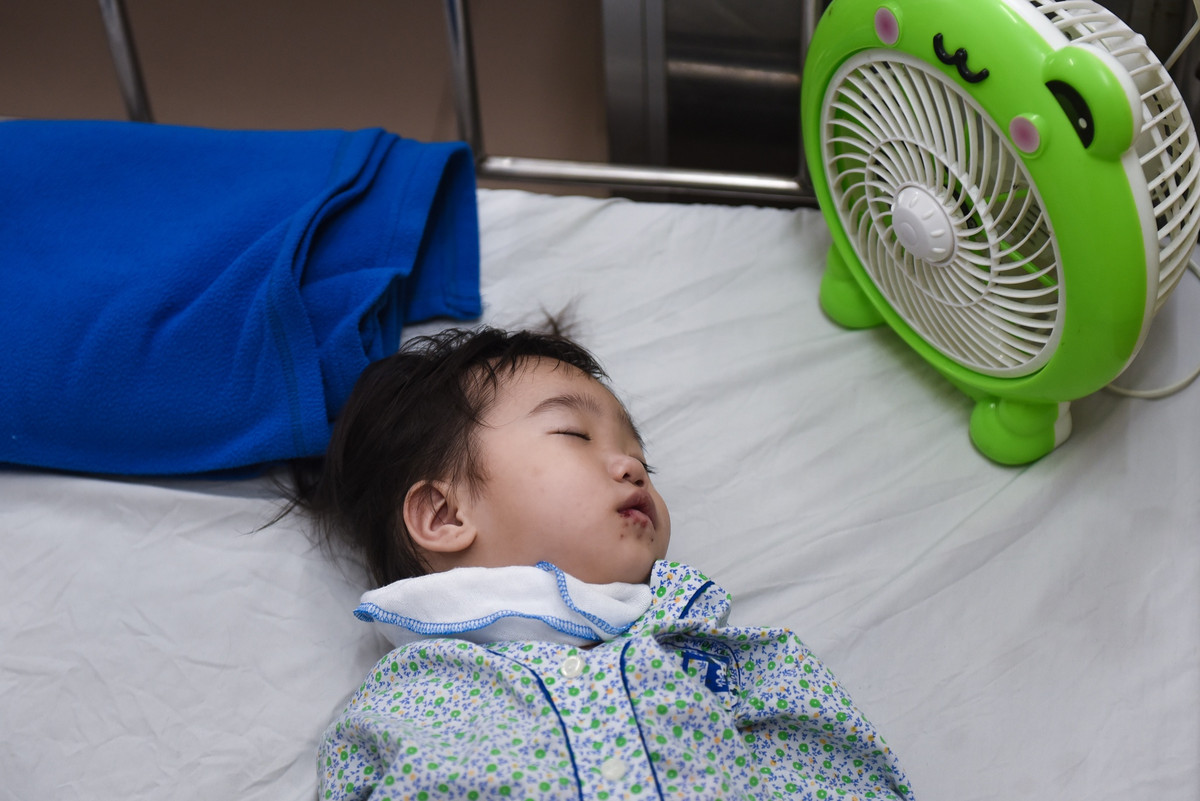 Còn con chị Xuyên (trú tại Liên Hiệp, Phúc Thọ, Hà Nội) 19 tháng tuổi, bị chân tay miệng, đã nhập viện 4 ngày. Ban đầu, trẻ chỉ có một nốt ở miệng, sau đó lan rộng hơn nên chị cho con đi khám. "Bé ăn uống kém, quấy khóc nhiều về đêm nên cả mẹ và con đều rất mệt mỏi. Nhà tôi có 5 trẻ cùng sống chung trong một gia đình, rất dễ lây cho nhau. Hai bé khác sống cùng nhà cũng đang phải điều trị vì mắc chân tay miệng ở Bệnh viện Nhi Trung ương. Gia đình phải nghỉ việc, chia nhau chăm sóc các con", chị Xuyên chia sẻ.