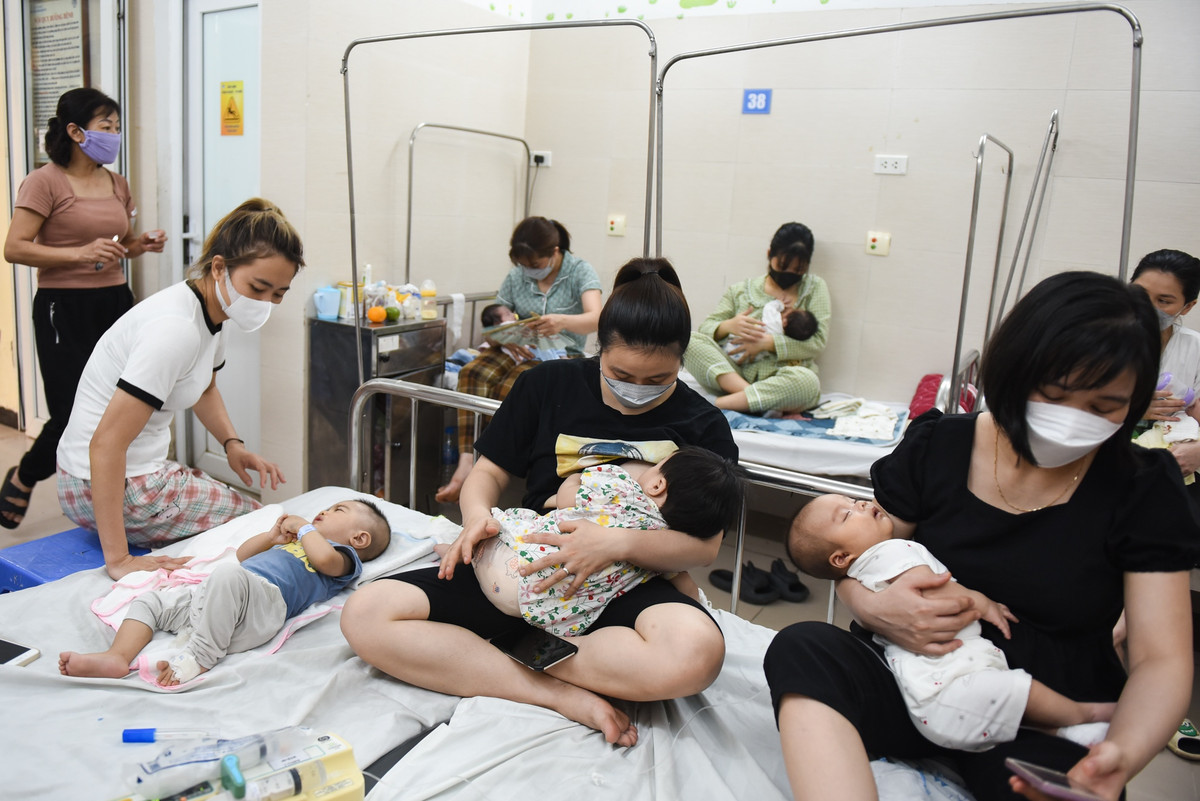 Đa phần trẻ trong tình trạng nhẹ, thuộc đối tượng chưa tiêm phòng, có bệnh nền (sơ sinh, đẻ non, tim bẩm sinh, suy dinh dưỡng)... nên rất dễ bị lây nhiễm bệnh. "Bệnh Covid-19 diễn biến phức tạp trở lại khiến người dân lo lắng. Tuy nhiên, so với đợt Covid-19 trước, chúng tôi chưa ghi nhận nhiều ca bệnh nặng", BS Long cho hay.