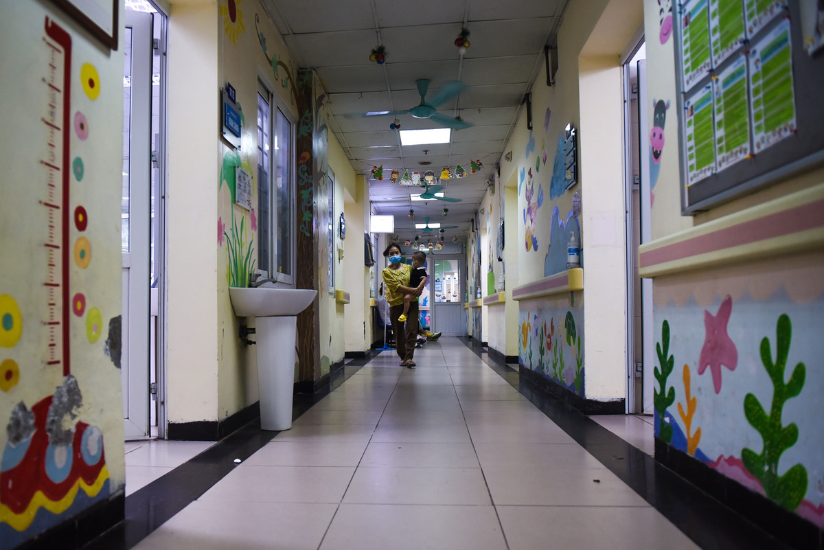 Theo BS Long, trẻ nhập viện khi đã nặng đa phần do tâm lý chủ quan của cha mẹ, nghĩ rằng bệnh của con không nghiêm trọng, tự ý sử dụng thuốc. Trong thời gian này, bác sĩ khuyến cáo người dân nên lưu ý hơn trong việc phòng chống các loại dịch bệnh, tuân thủ nguyên tắc 2K như hướng dẫn của Bộ Y tế. Bên cạnh đó, phụ huynh chú ý cho trẻ tiêm chủng đầy đủ và đúng lịch các loại vắc xin.