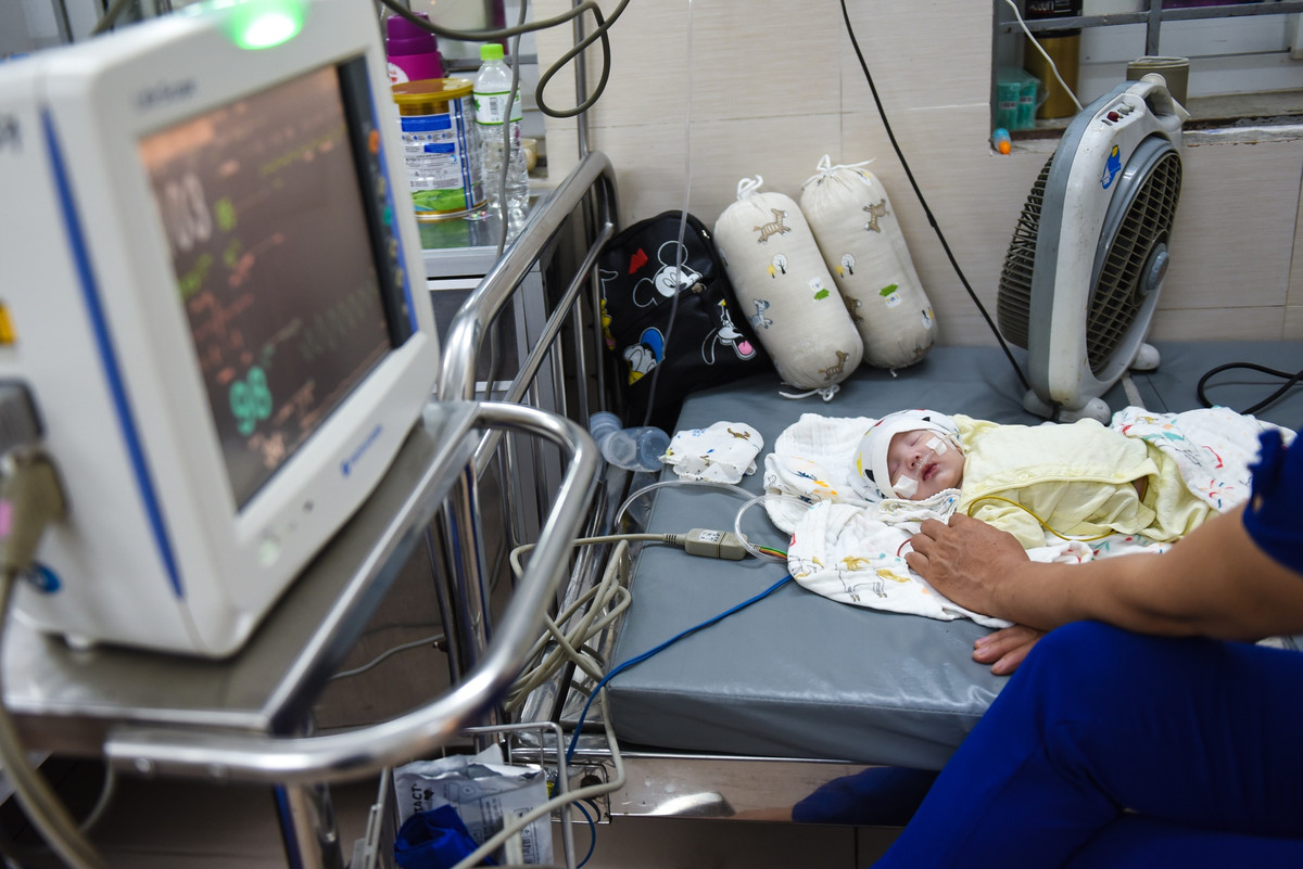Bệnh nhi nhỏ nhất tại đơn nguyên này mới 4 ngày tuổi, hiện sức khỏe ổn định. Trẻ vẫn được theo dõi sát vì sức đề kháng kém.
