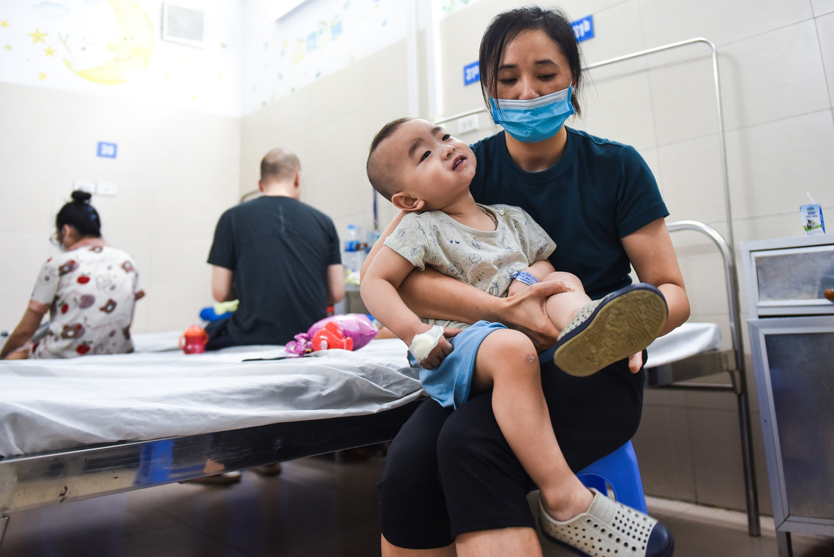 Theo BS Long, những trẻ phải nhập viện đa số ở mức độ trung bình nặng. Bởi trường hợp nhẹ sẽ được cho điều trị tại nhà. Tuy vậy, các phòng bệnh ở đơn vị này đều đã kín giường.