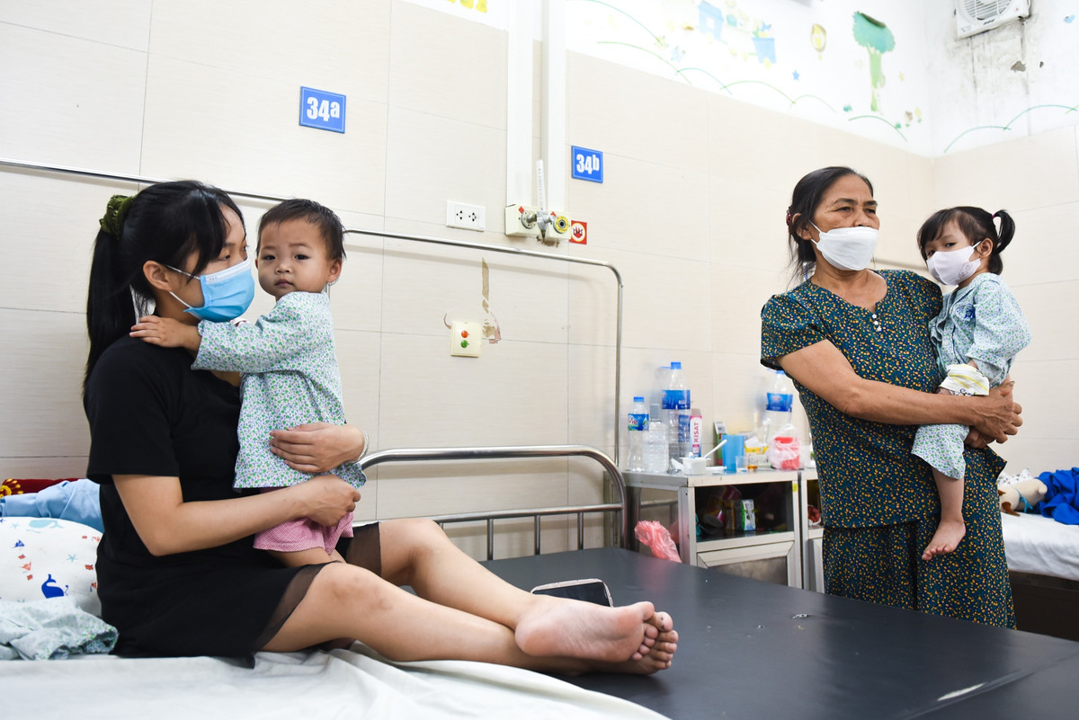 Chị Nguyễn Bích Hải (27 tuổi, trú tại Hoài Đức, Hà Nội) đang mang bầu ở tuần thứ 25 nhưng vẫn phải vào viện chăm con 18 tháng tuổi bị cúm A, biến chứng viêm phổi. Trước khi vào viện, bé có biểu hiện sốt cao không hạ. Bà mẹ trẻ cũng rất lo bị lây cúm A từ con vì đang mang thai nhưng không có cách nào khác bởi ông bà đã cao tuổi, có bệnh nền, còn chồng bận đi làm.
