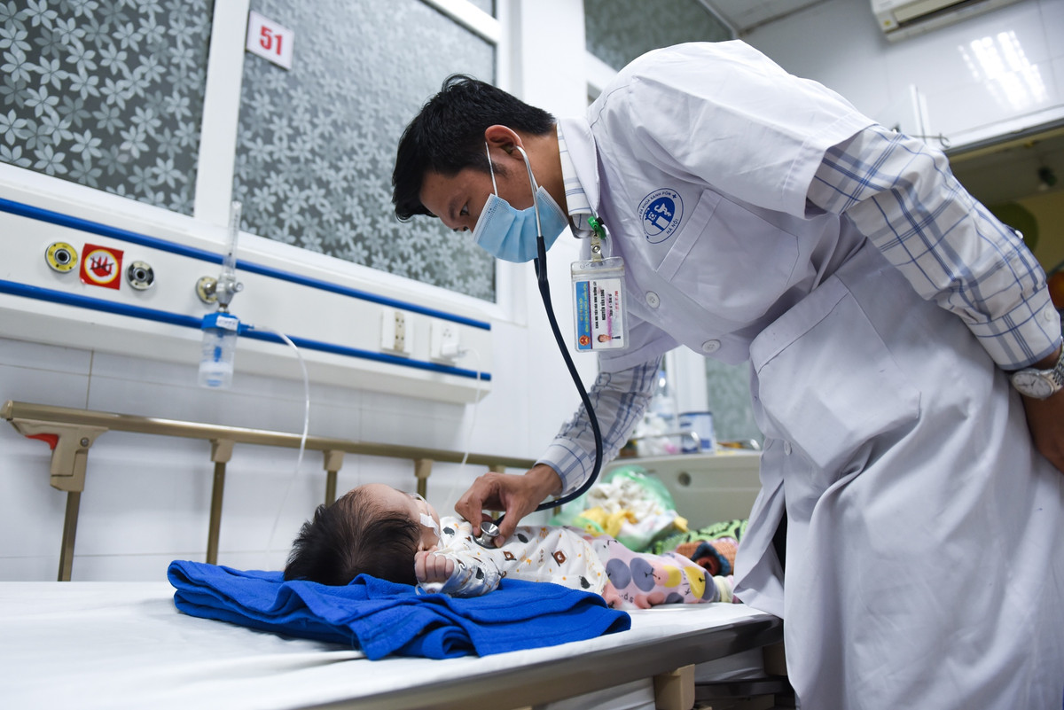 Vị chuyên gia cho rằng số ca mắc tăng nguyên nhân có thể từ thay đổi thời tiết, người dân lơ là hơn trong việc phòng, chống dịch khiến bệnh lây lan nhanh. Trẻ đa số phát hiện sớm, được test ngay sau khi có triệu chứng. Triệu chứng bệnh cũng không có sự thay đổi so với trước đây, ở trẻ nhỏ vẫn là ho, sốt, đau rát họng...