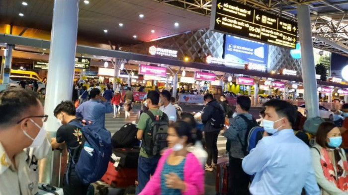 Khach van un un do ve san bay Tan Son Nhat-Hinh-6