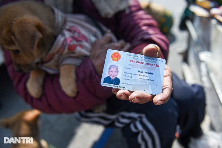 Cu ba 101 tuoi om dan cho di nhat rac, ban hang rong o Ha Noi-Hinh-6