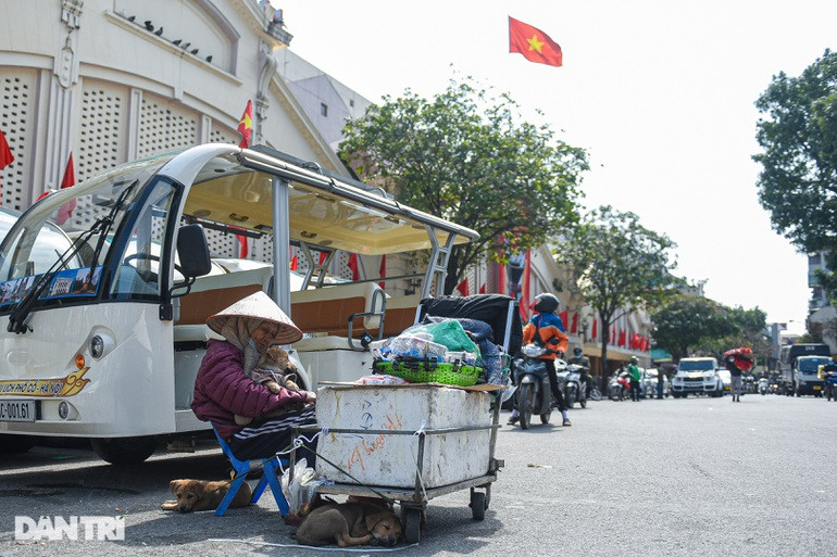 Cu ba 101 tuoi om dan cho di nhat rac, ban hang rong o Ha Noi