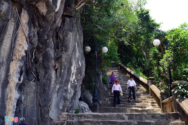 Ngọn Thủy Sơn còn có hai di vật cổ quý hiếm, đó là tấm bia Phổ Đà Sơn Linh Trung Phật tại động Hoa Nghiêm và tấm Kim bài hình quả tim lửa có bút tích của vua Minh Mạng ban tặng cho chùa Tam Thai.