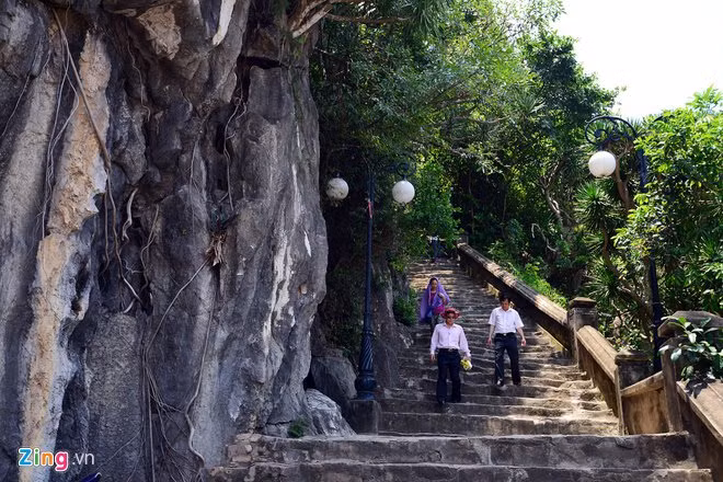 Ngọn Thủy Sơn còn có hai di vật cổ quý hiếm, đó là tấm bia Phổ Đà Sơn Linh Trung Phật tại động Hoa Nghiêm và tấm Kim bài hình quả tim lửa có bút tích của vua Minh Mạng ban tặng cho chùa Tam Thai.