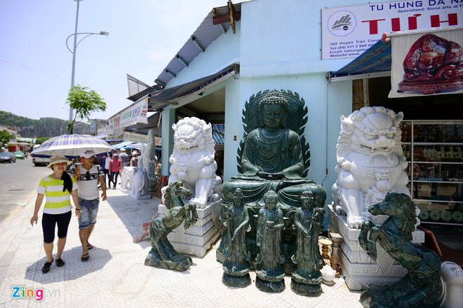 Dưới chân ngọn Thủy Sơn là các cơ sở điêu khắc đá mỹ nghệ phát triển từ các làng nghề có tuổi đời trên 400 năm, tổ nghề là Huỳnh Bá Quát, tiên tổ của Đô ngự sử Huỳnh Bá Chánh. Từ các loại đá cẩm thạch có ở Ngũ Hành Sơn, người thợ đã chế tác các tác phẩm tinh xảo.