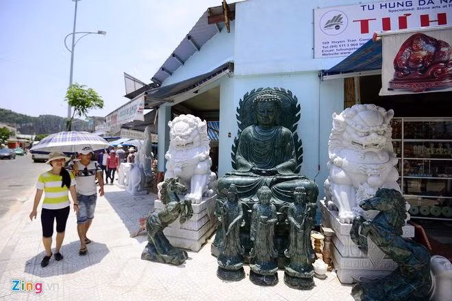 Dưới chân ngọn Thủy Sơn là các cơ sở điêu khắc đá mỹ nghệ phát triển từ các làng nghề có tuổi đời trên 400 năm, tổ nghề là Huỳnh Bá Quát, tiên tổ của Đô ngự sử Huỳnh Bá Chánh. Từ các loại đá cẩm thạch có ở Ngũ Hành Sơn, người thợ đã chế tác các tác phẩm tinh xảo.