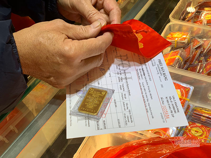 Gia vang hom nay 27/2: Sau cu do doc, vung tren moc 65 trieu