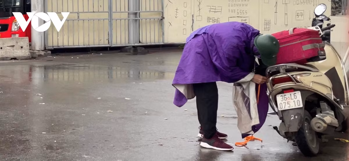 Nguoi dan doi mua ret tro ve Thu do sau Tet Nguyen dan-Hinh-6