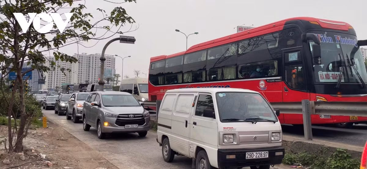 Nguoi dan doi mua ret tro ve Thu do sau Tet Nguyen dan-Hinh-10