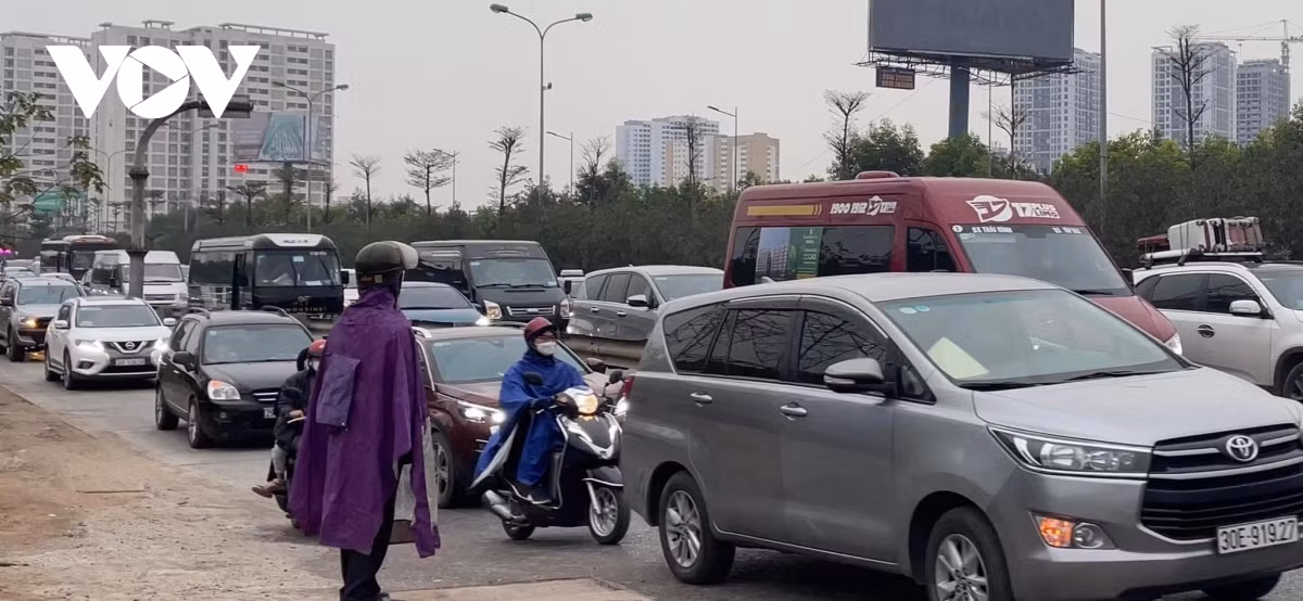 Nguoi dan doi mua ret tro ve Thu do sau Tet Nguyen dan-Hinh-7