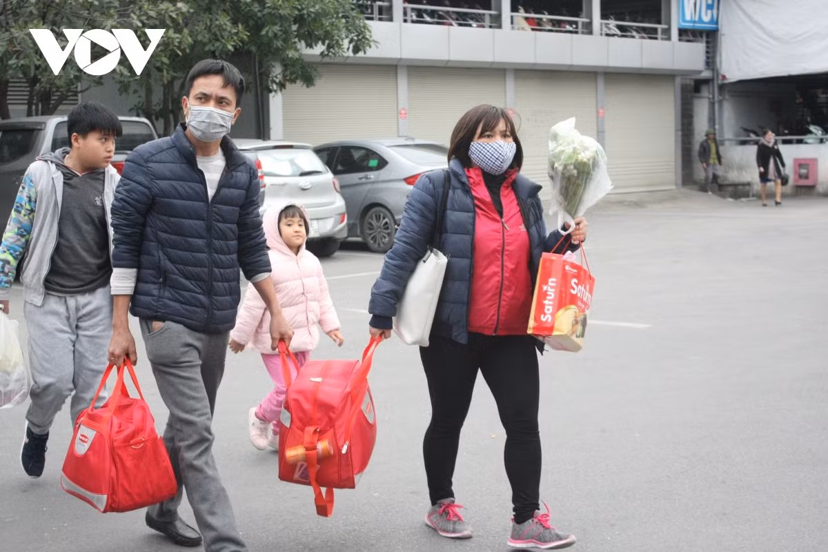 Nguoi dan doi mua ret tro ve Thu do sau Tet Nguyen dan-Hinh-20