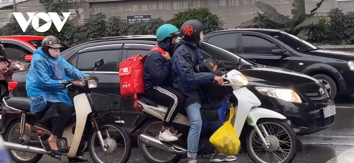 Nguoi dan doi mua ret tro ve Thu do sau Tet Nguyen dan-Hinh-4