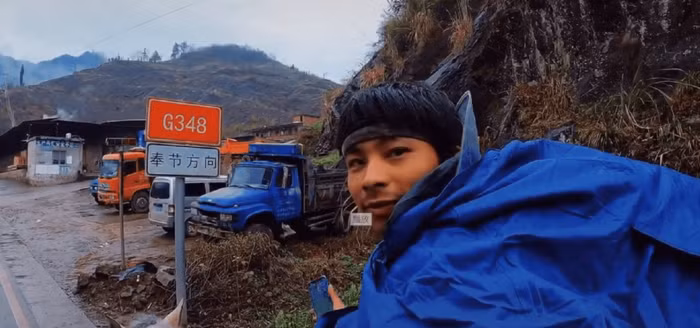 Chang trai cuoi ngua hon nua nam ve que an Tet-Hinh-3