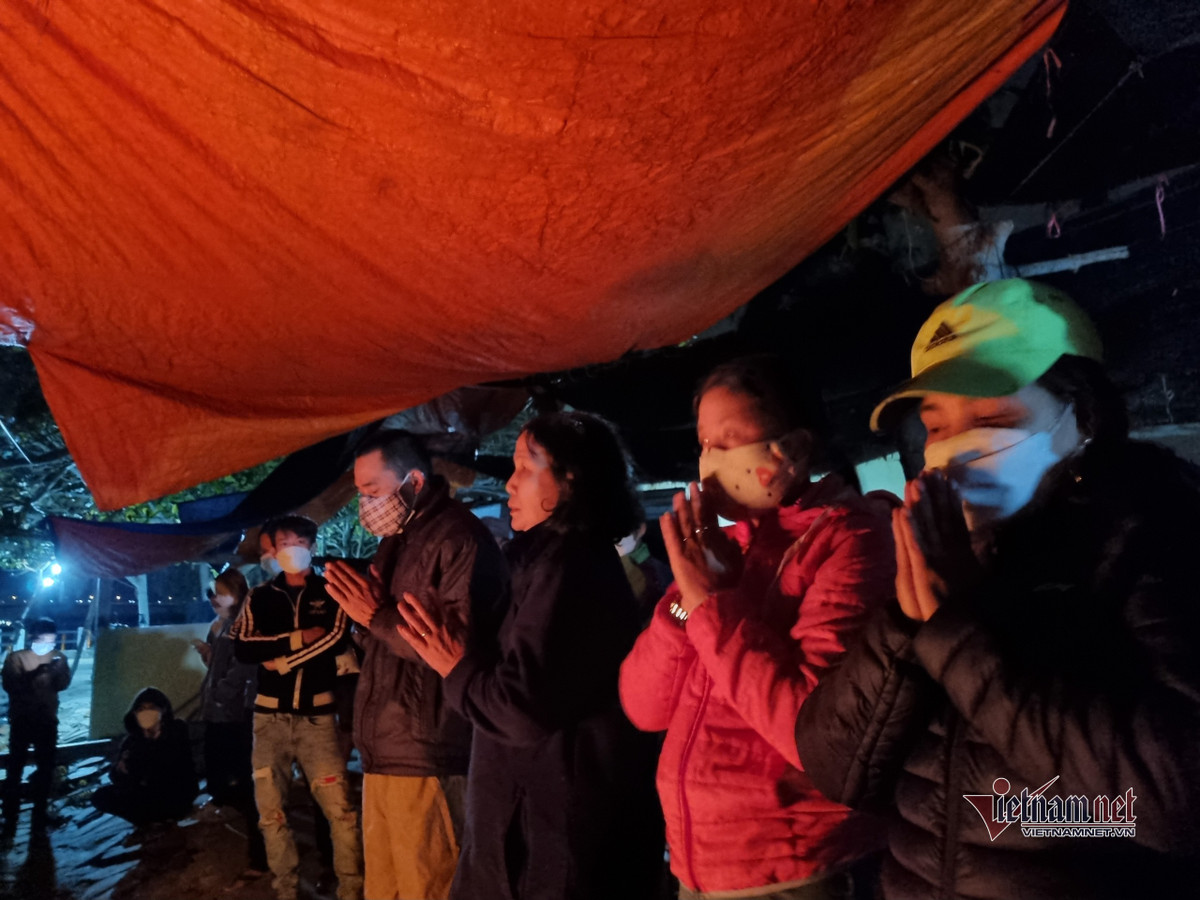 Tại khu vực cảng Cửa Đại, nhiều người dân lập bàn thờ vọng thắp hương, hoa đăng cầu nguyện bình an cho các nạn nhân