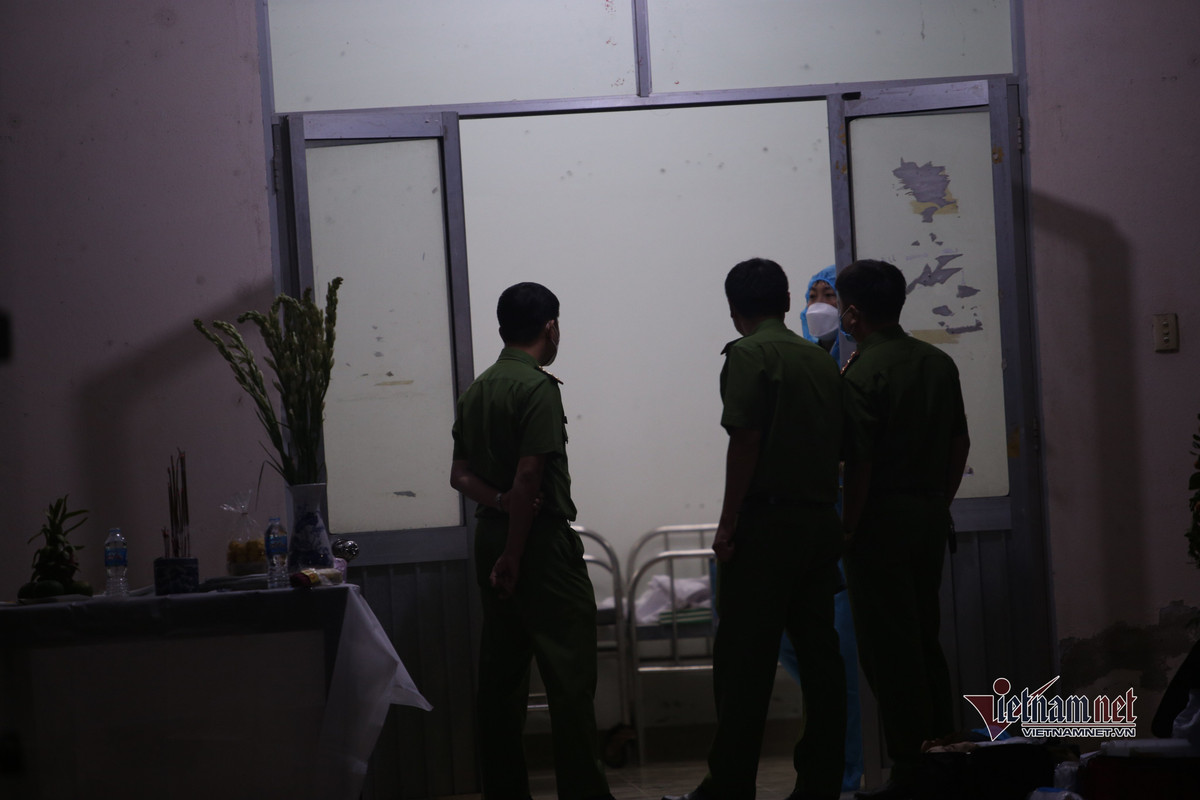 Bên trong nhà tang lễ, lực lượng chức năng làm các thủ tục để bàn giao thi thể cho gia đình các nạn nhân