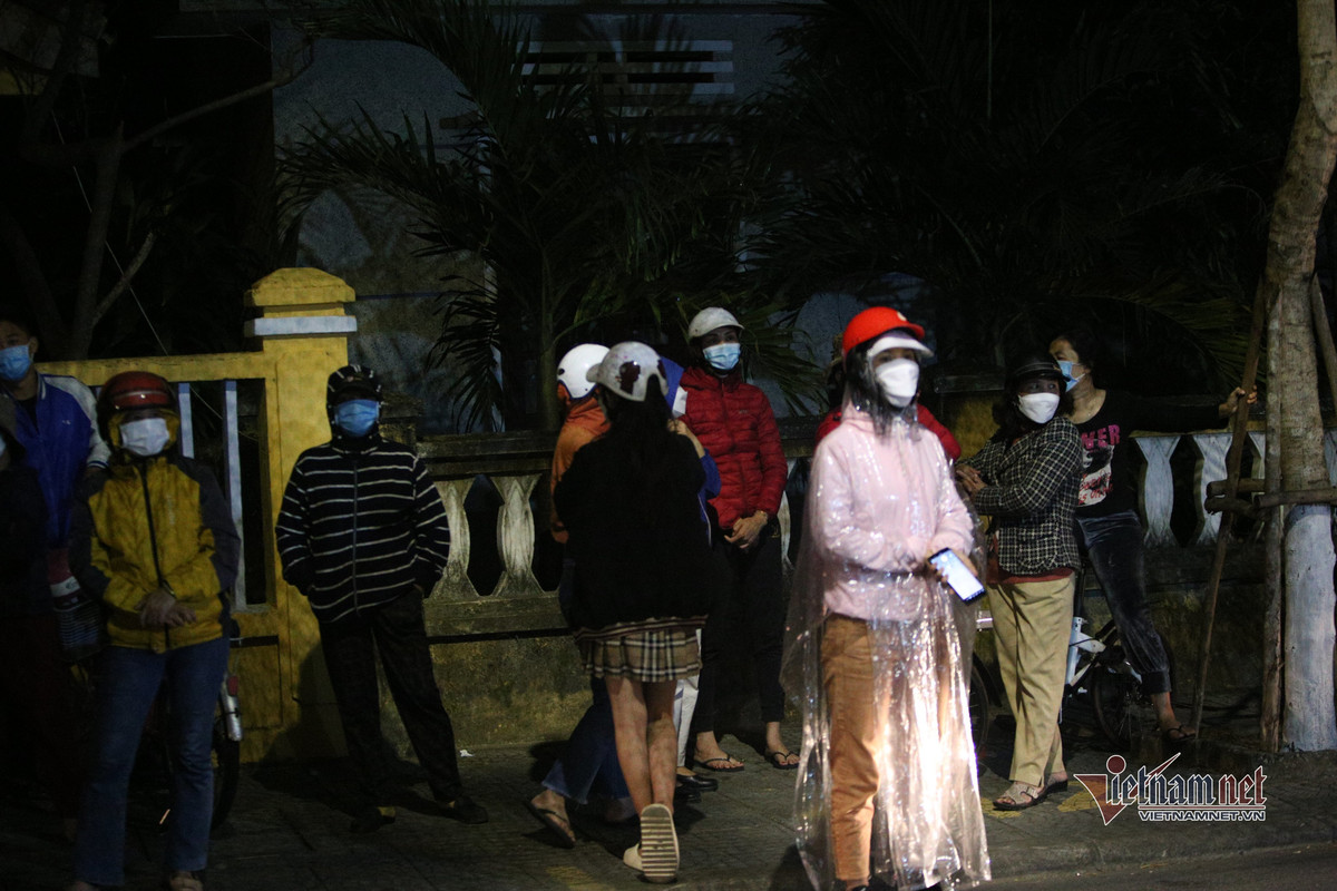 Người dân Hội An có mặt trước nhà tang lễ để chia sẻ cùng gia đình các nạn nhân vụ chìm ca nô