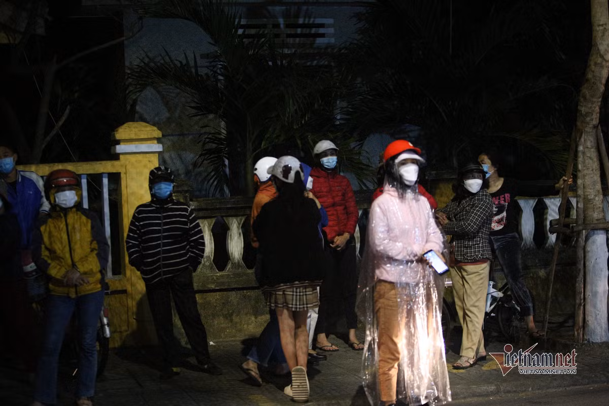 Người dân Hội An có mặt trước nhà tang lễ để chia sẻ cùng gia đình các nạn nhân vụ chìm ca nô