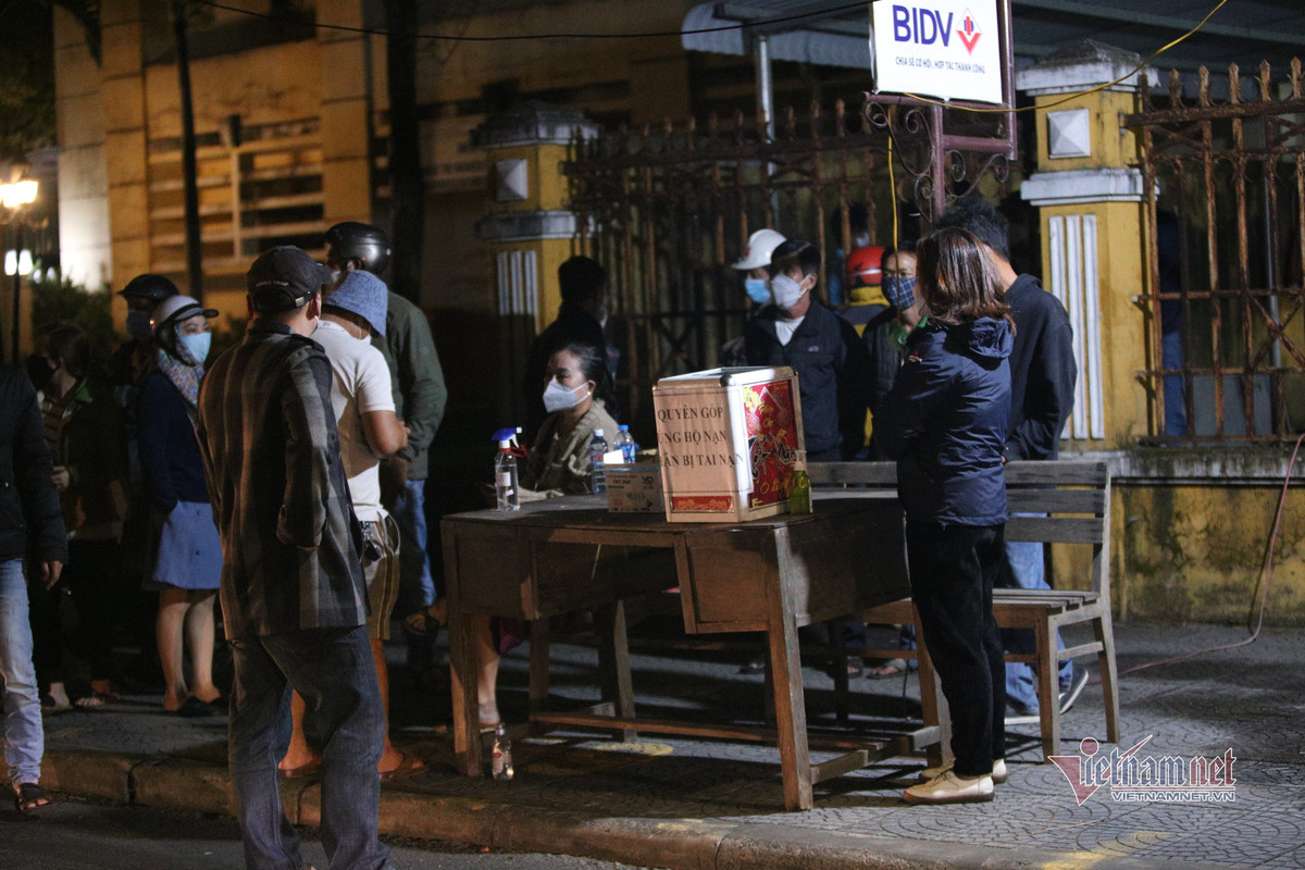 Tại đây, người dân lập thùng quyên góp để giúp đỡ gia đình những người gặp nạn. Bên trong nhà tang lễ, lực lượng chức năng vẫn đang làm các thủ tục để bàn giao thi thể cho gia đình các nạn nhân.