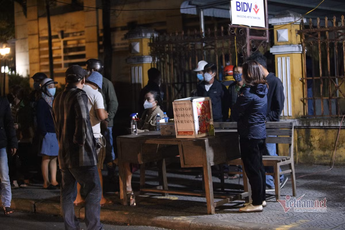 Tại đây, người dân lập thùng quyên góp để giúp đỡ gia đình những người gặp nạn. Bên trong nhà tang lễ, lực lượng chức năng vẫn đang làm các thủ tục để bàn giao thi thể cho gia đình các nạn nhân.