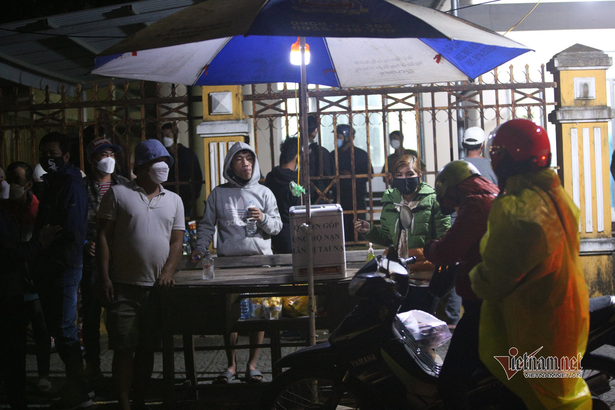 Người dân lập thùng quyên góp để giúp đỡ gia đình những người gặp nạn