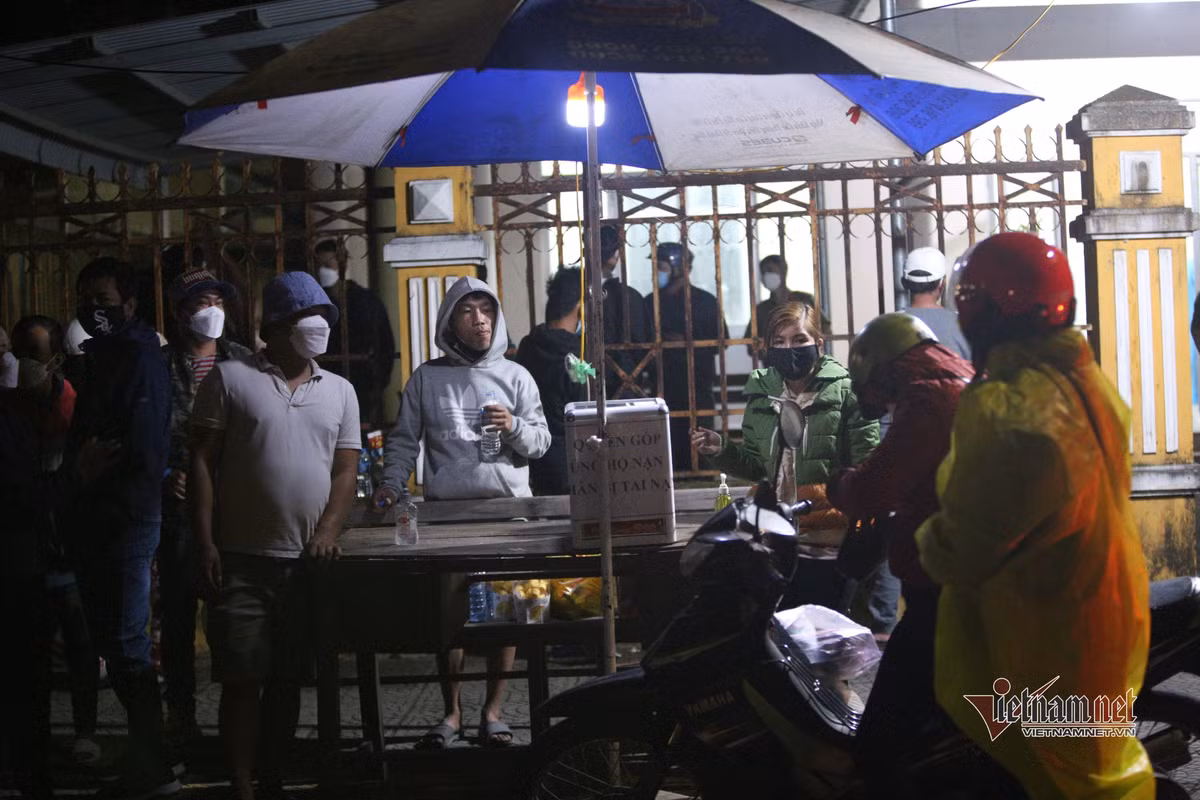 Người dân lập thùng quyên góp để giúp đỡ gia đình những người gặp nạn