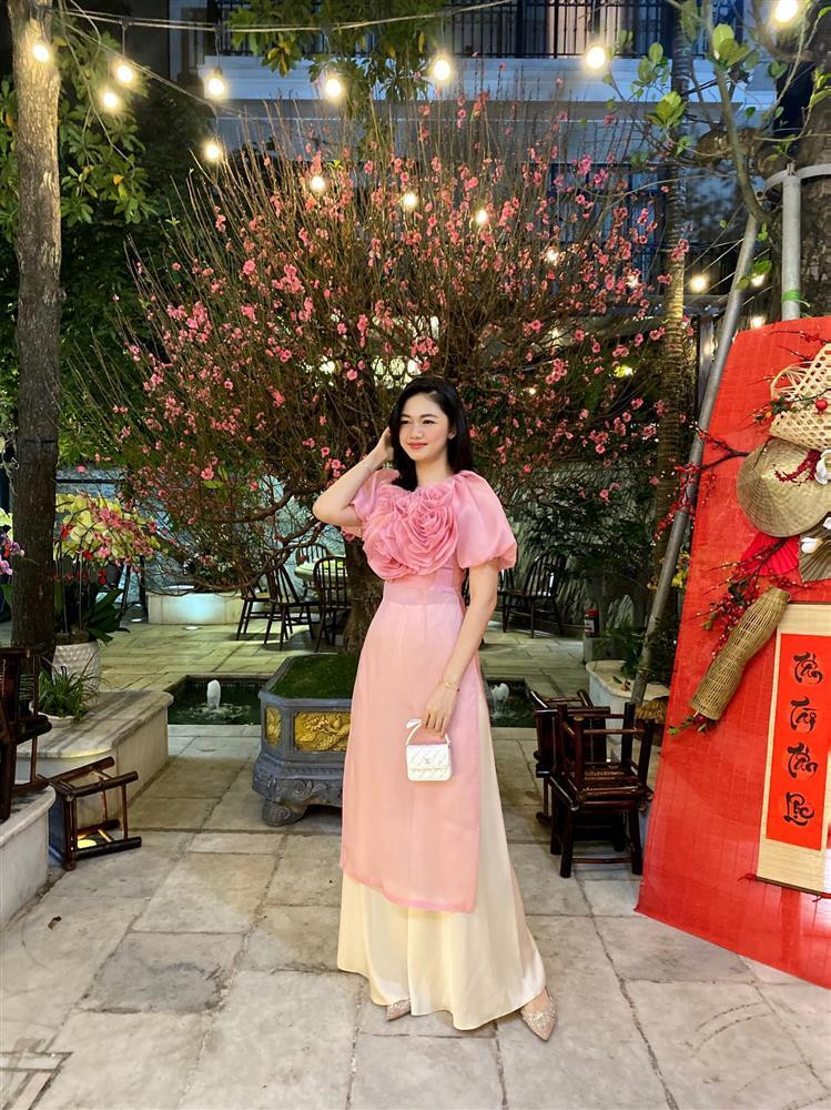 Á hậu Thanh Tú 'lồng lộn' đón Tết, đối nghịch chồng đại gia A hau Thanh Tu 'long lon' don Tet, doi nghich chong dai gia