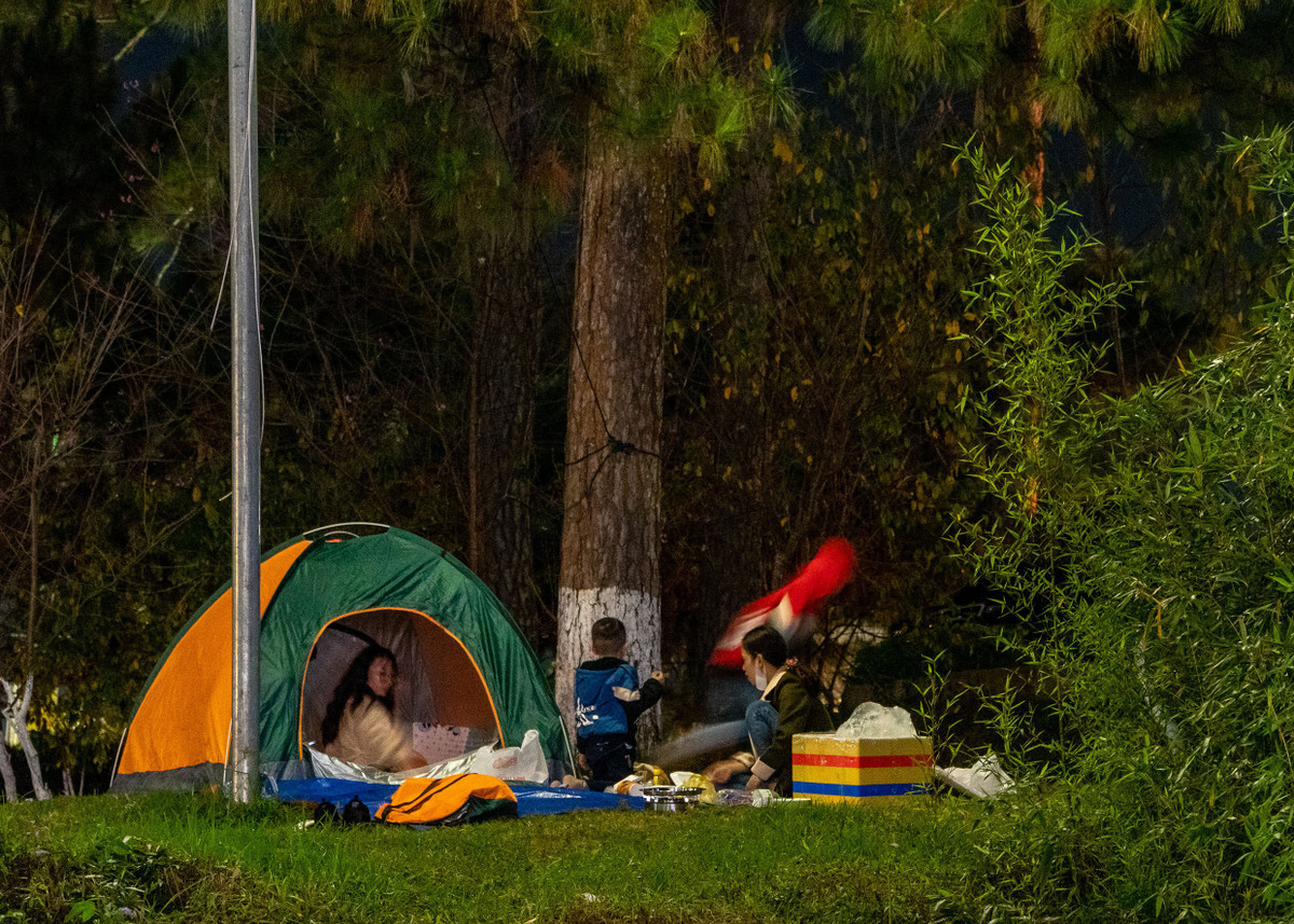 Nhieu du khach ngu va vat du Da Lat khong thieu phong