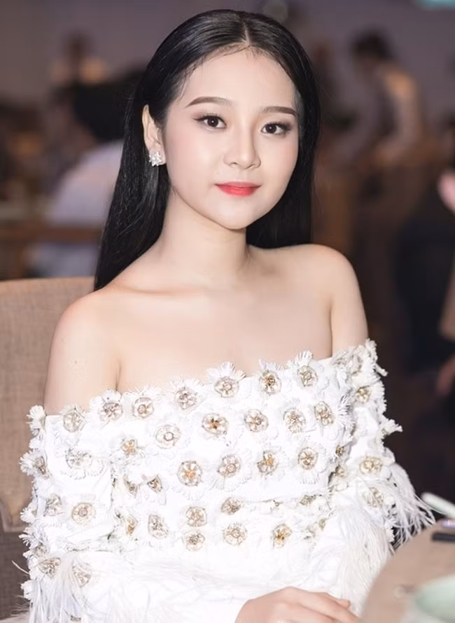 Nguoi dep Tay Ninh dong canh nong co “hot” bang my nhan cung tuoi?