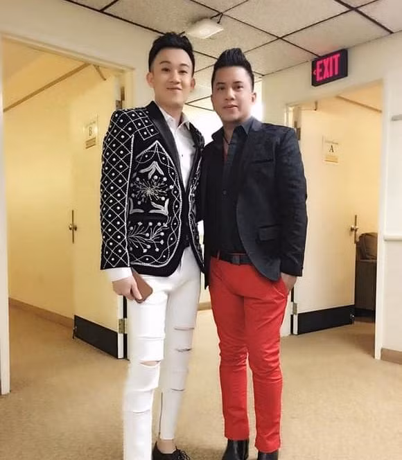 Ca si Quang Toan qua doi 28 Tet tai san bay My-Hinh-6